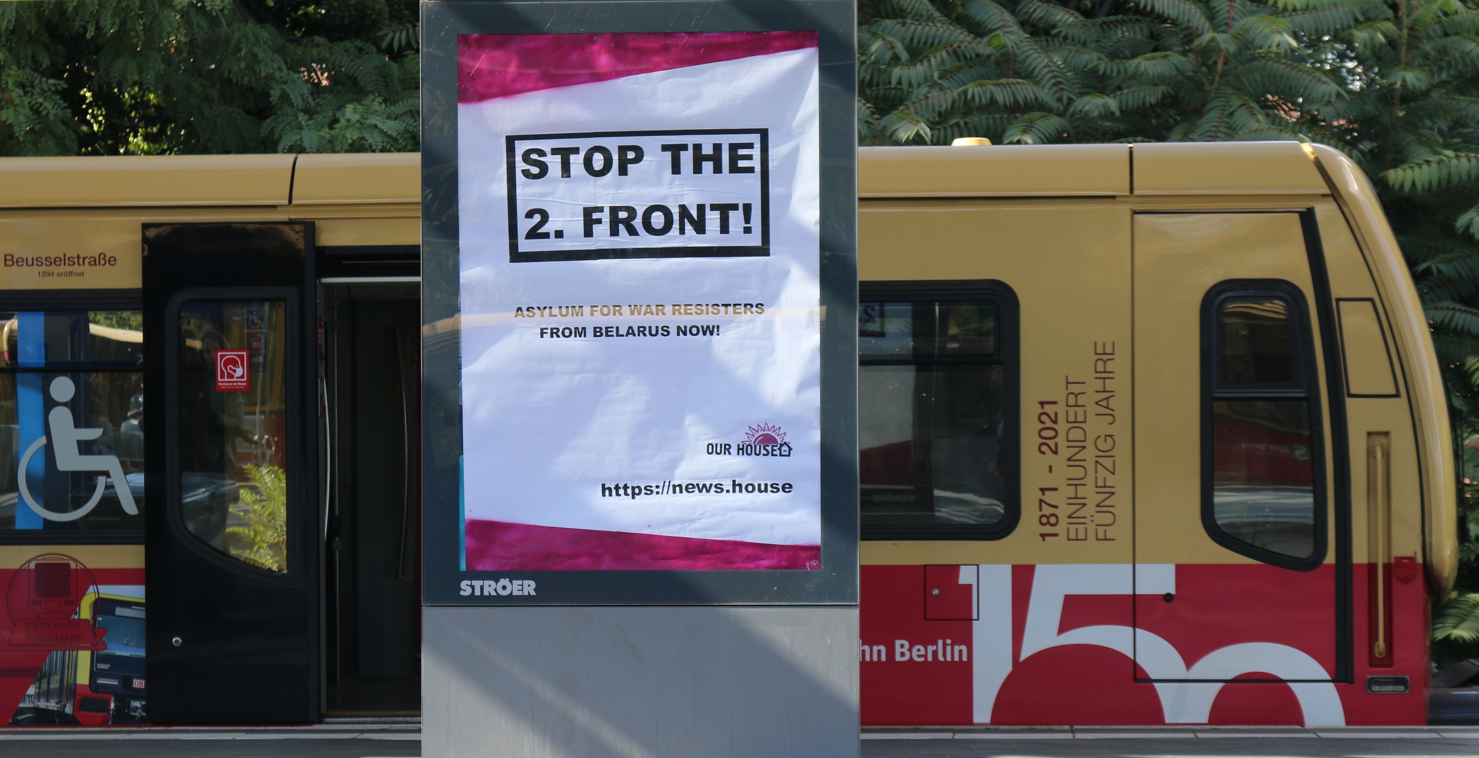 Poster-Aktion von Nash Dom zur Kampagne "Stoppt die zweite Front". Quelle: taz: https://blogs.taz.de/streetart/2022/09/23/solidaritaet-fuer-belarussische-wehrverweigerer/
